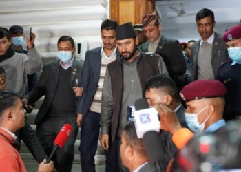 मन्त्रालयबाट बाहिरिँदै लामिछानेले भने- ‘यतिखेर म परिचय नभएको अनागरिक भएको छुु’