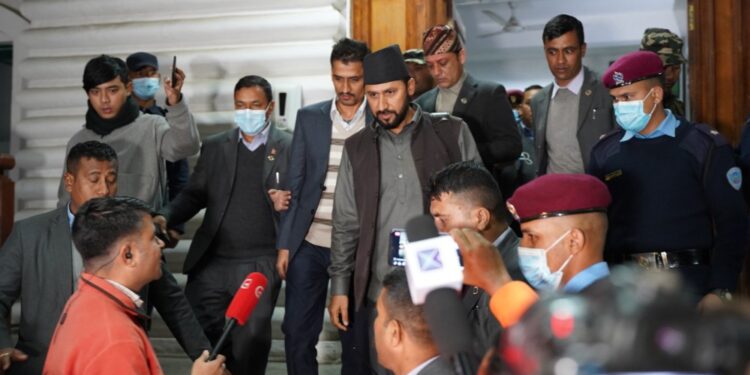 मन्त्रालयबाट बाहिरिँदै लामिछानेले भने- ‘यतिखेर म परिचय नभएको अनागरिक भएको छुु’