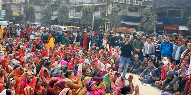 लघुवित्त संस्थाले माग्ने बनाएको भन्दै इटहरीमा प्रदर्शन