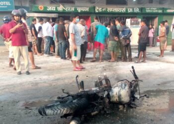 इटहरी स्थित राधाकृष्ण पेट्राेल पम्पमा आगलागी : एक मोटरसाइकल जलेर नष्ट