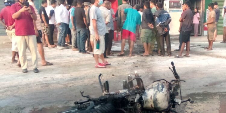 इटहरी स्थित राधाकृष्ण पेट्राेल पम्पमा आगलागी : एक मोटरसाइकल जलेर नष्ट