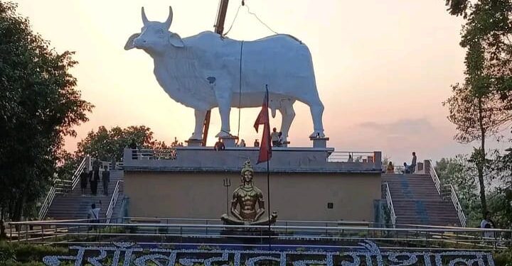नयाँ वृन्दावन गौशालामा गाईको विशाल प्रतिमा स्थापित
