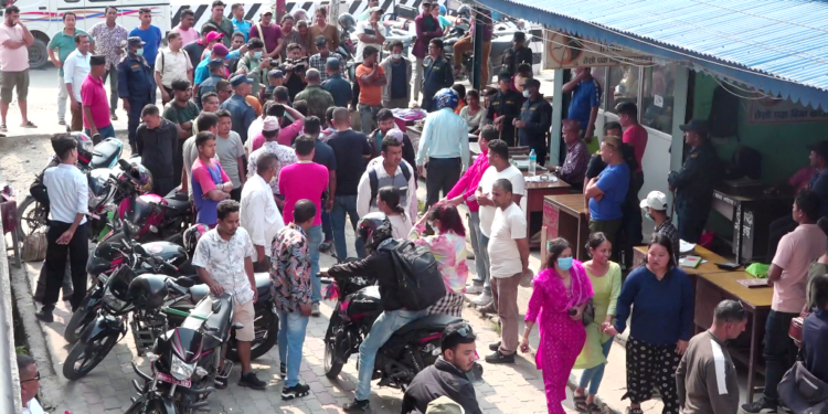 इटहरी यातायातमा प्रहरीको एक्सन , २२ जना बिचौलिया पक्राउ