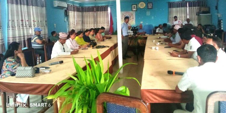 इटहरी उपमहानगरको आपतकालिन बैठक : समातिएका चालक र सवारी बिना सर्त रिहाइ नगरे आन्दोलन चर्काउने चेतावनी