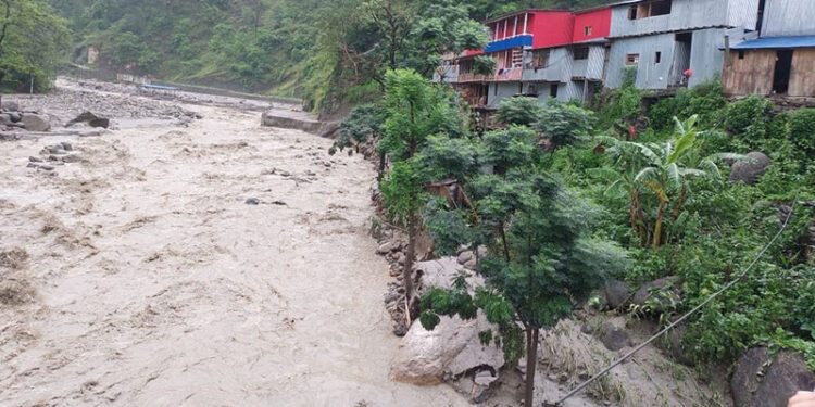 संखुवासभामा बाढी : एक जनाकाे मृत्यु, १६ जना बेपत्ता
