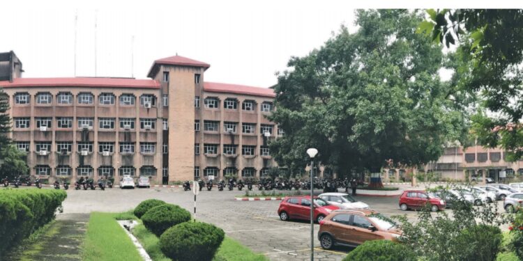 धरानस्थित विपी प्रतिष्ठानमा कार्यरत१ सय ४० जना चिकित्सकहरू द्वारा सामूहिक राजीनामा