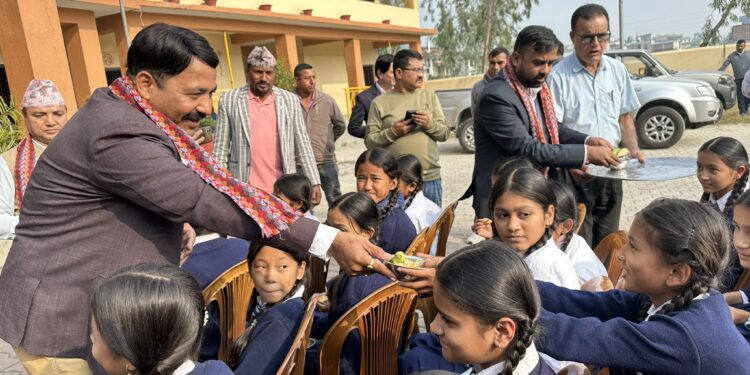 इटहरीका स्कूलमा पहिलो पटक नमुना दिवा खाजा कार्यक्रम