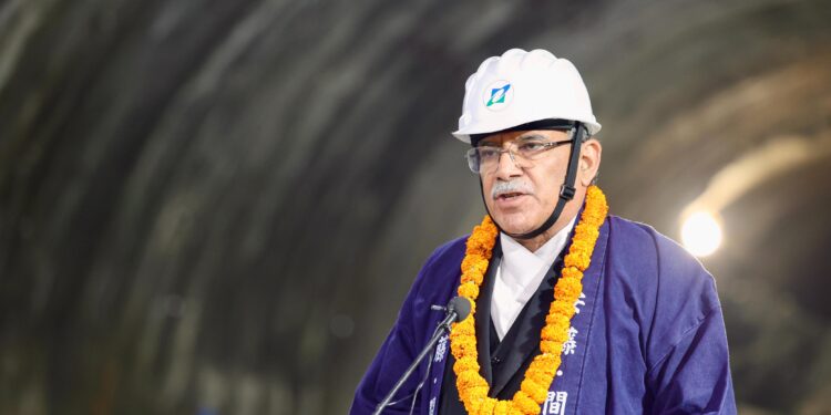 नागढुङ्गा सुरूङमार्ग ‘ब्रेक–थ्रु’, प्रधानमन्त्रीले भने,‘ राष्ट्रिय लक्ष्य प्राप्तिमा ठूलो भूमिका खेल्छ’