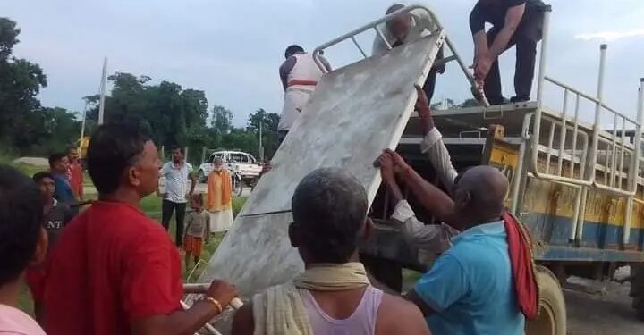 प्रदेश सरकारले डुमरिया अस्पतालका लागि पठायो स्वास्थ्य उपकरण र औषधि ।